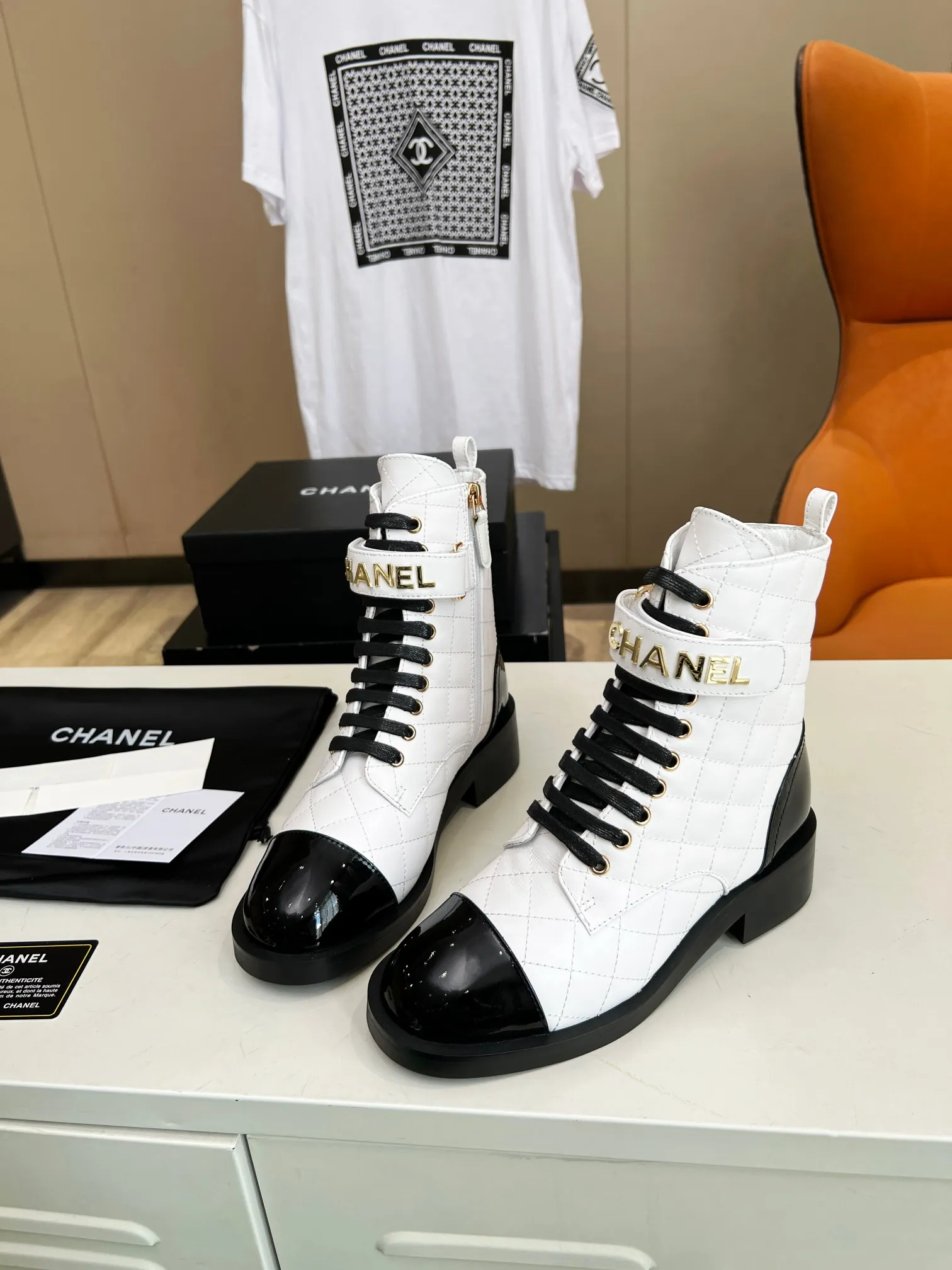 👟👟Ex-factory price 660👟👟 🔥 🔥 🔥 The official website is synchronized with "CHANEL" Chanel's latest 2025 Martin boots series! ▫️The top catwalk series✔The main season of autumn and winter, the rhythm of super popular styles! A must-have item for travel! It looks good in any combination💕 ▫️A beautiful shoe worth putting in your closet👉It’s super beautiful💃🏻▫️ Fabric: Original one-to-one mixed-breed cow🐮 leather Lining: Sheepskin lining Size: 35-40 (41 is custom-made and cannot be returned or exchanged)